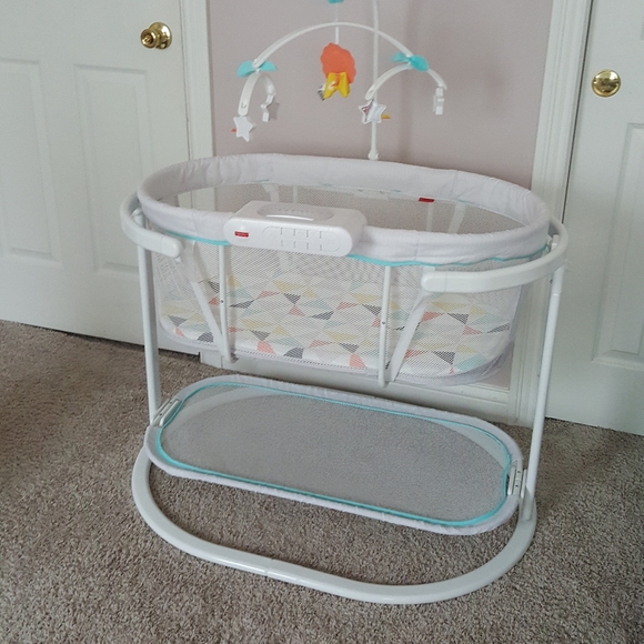 Fisher Price Soothing Motions Bassinet - Picture 1 of 7